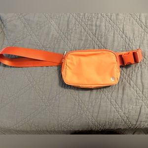 Lululemon Everywhere beltbag